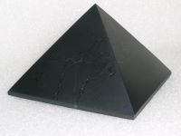Schungit-Pyramide poliert 100 mm