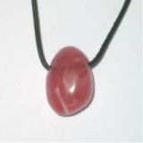 Vulkanglas-Trommelstein-Anhaenger gebohrt rot