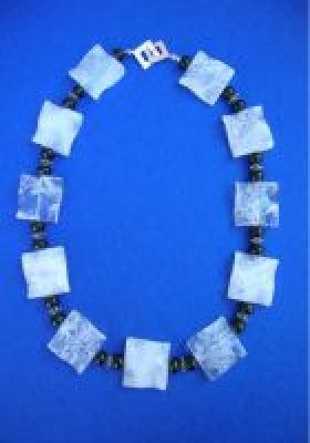 Bergkristall eckig mit Gagat