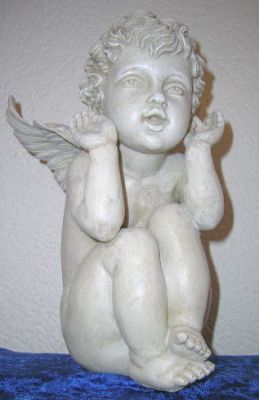 Engel sitzend höre nichts