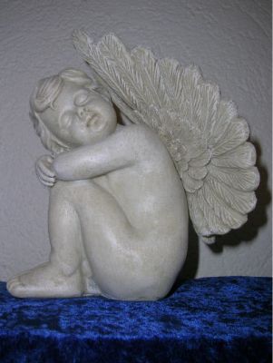 Engel Kopf nach rechts auf Knie