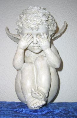 Engel sitzend sehe nichts