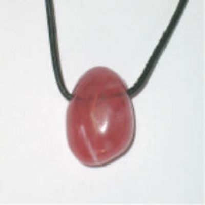 Vulkanglas-Trommelstein-Anhaenger gebohrt rot