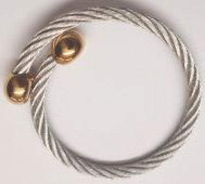 Armreif Stahlseil gedreht mit goldfarbiger Kugel und Magnet