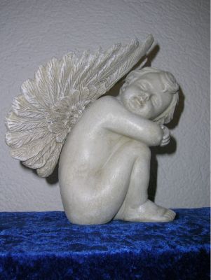 Engel Kopf nach links auf Knie