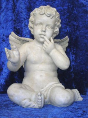 Engel sitzend Finger vor dem Mund