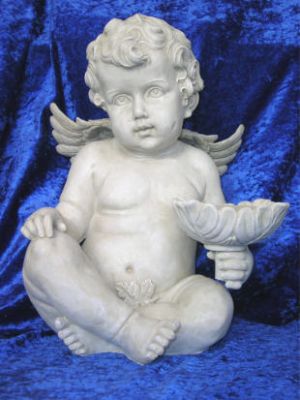 Engel sitzend mit Schale in der Hand