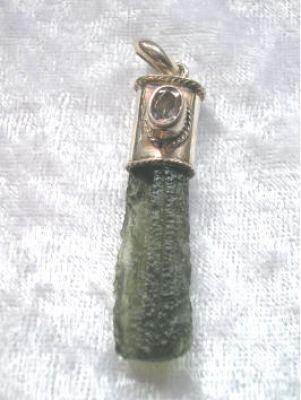 Moldavit-Anhänger mit Silberabschluss