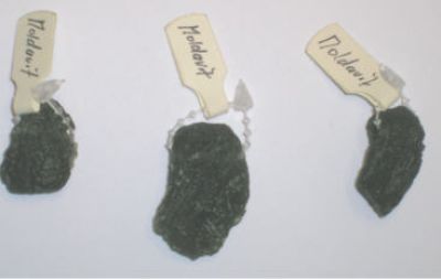 Moldavit-Anhänger gebohrt